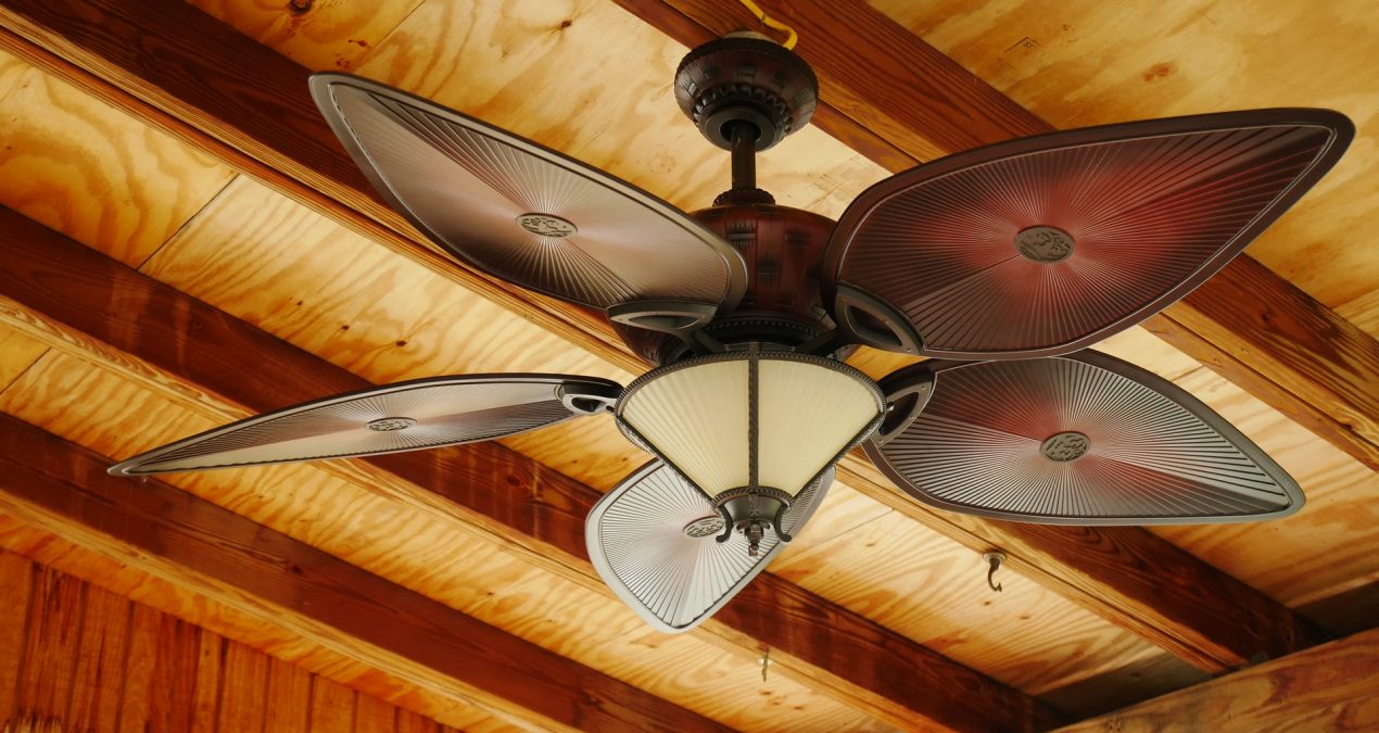 Deux-en-un : les avantages du plafonnier ventilateur !